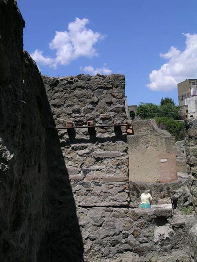 IV.10/11, Herculaneum, May 2005.
Looking towards upper west wall with doorway/window in south-west corner of corridor behind small cubiculum. Photo courtesy of Nicolas Monteix.